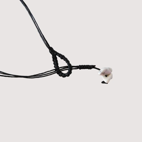 Hawaiian Necklace White Magnesite Howlite Leather Strands Toggle Closure 18 inch - Picture 4 of 5